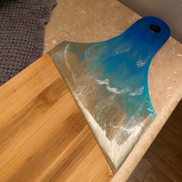 Handmade resin charcuterie board - Picture 3 of 3